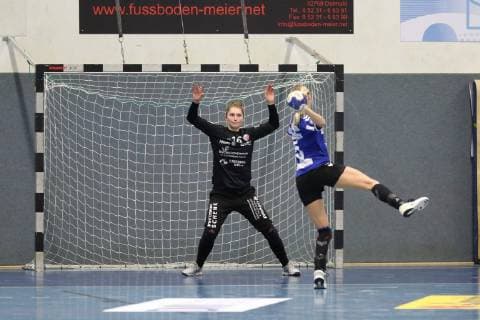 Franziska Mueller (HSG Blomberg-Lippe 5) fuehrt einen Siebenmeter aus gegen Ann-Cathrin Giegerich (Thueringer HC 16)(Tor), HSG Blomberg-Lippe vs Thueringer HC, Handball, 1. Frauen Bundesliga, 17.10.2018, HSG Blomberg-Lippe vs Thueringer HC, Handball, 1. Bundesliga Frauen, 17.10.2018 Blomberg Copyright: xEIBNER JanxStrohdiekx EP_JSK
