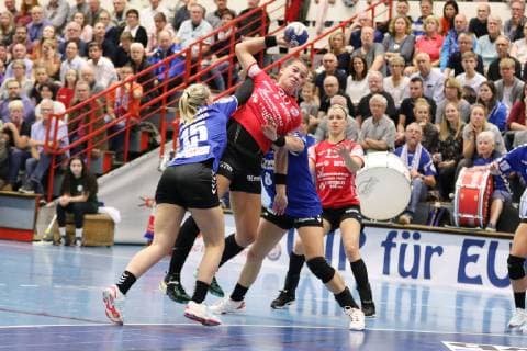 Emily Boelk (Thueringer HC 20) gegen Celine Michielsen (HSG Blomberg-Lippe 15)(links) und Tessa van Zijl (HSG Blomberg-Lippe 8)(rechts), HSG Blomberg-Lippe vs Thueringer HC, Handball, 1. Frauen Bundesliga, 17.10.2018, HSG Blomberg-Lippe vs Thueringer HC, Handball, 1. Bundesliga Frauen, 17.10.2018 Blomberg Copyright: xEIBNER JanxStrohdiekx EP_JSK
