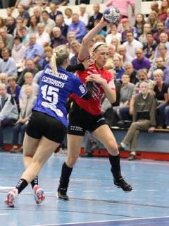 Kirsztina Triscsuk (Thueringer HC 15) gegen Celine Michielsen (HSG Blomberg-Lippe 15)(links) , HSG Blomberg-Lippe vs Thueringer HC, Handball, 1. Frauen Bundesliga, 17.10.2018, HSG Blomberg-Lippe vs Thueringer HC, Handball, 1. Bundesliga Frauen, 17.10.2018 Blomberg Copyright: xEIBNER JanxStrohdiekx EP_JSK