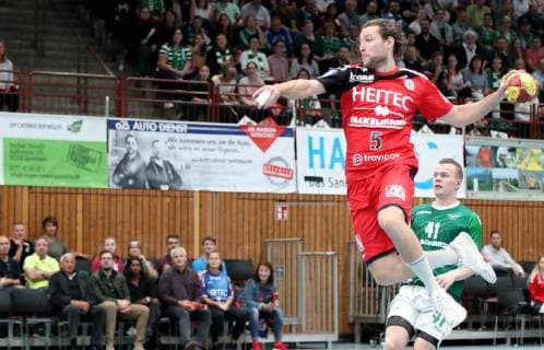 Deutschland, Wuerzburg, s.Oliver Arena, 17.10.2018, Handball - DHB Pokal - DJK Rimpar Woelfe - HC Erlangen Bild: v. l. Johannes Sellin (HC Erlangen, 5) und Fin Backs (DJK Rimpar Wölfe, 41) Copyright: HMBxMedia xHeikoxBecker