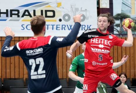 Deutschland, Wuerzburg, s.Oliver Arena, 17.10.2018, Handball - DHB Pokal - DJK Rimpar Woelfe - HC Erlangen Bild: v. l. Torwart Max Brustmann (DJK Rimpar Wölfe, 22), Johannes Sellin (HC Erlangen, 5) und Fin Backs (DJK Rimpar Wölfe, 41) Copyright: HMBxMedia xHeikoxBecker