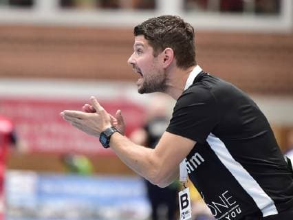 17.10.2018 - Handball - DHB-Pokal - Achtelfinale - Saison 2018 2019 - DJK Rimpar Wölfe - HC Erlangen HCE - OGo - Matthias Obinger (Trainer, DJK Rimpar Wölfe ) klatscht in die Hände