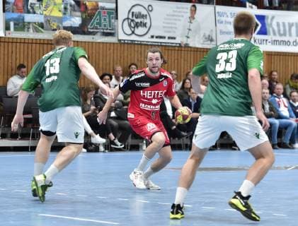 17.10.2018 - Handball - DHB-Pokal - Achtelfinale - Saison 2018 2019 - DJK Rimpar Wölfe - HC Erlangen HCE - OGo - Patrick Gempp (13, DJK Rimpar Wölfe ) Johannes Sellin (5, HC Erlangen HCE )