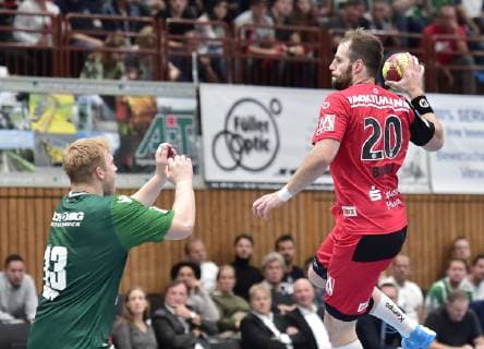 17.10.2018 - Handball - DHB-Pokal - Achtelfinale - Saison 2018 2019 - DJK Rimpar Wölfe - HC Erlangen HCE - OGo - Patrick Gempp (13, DJK Rimpar Wölfe ) Nico Büdel (20, HC Erlangen )