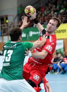 Deutschland, Wuerzburg, s.Oliver Arena, 17.10.2018, Handball - DHB Pokal - DJK Rimpar Woelfe - HC Erlangen Bild: v. l. Patrick Gempp (DJK Rimpar Wölfe, 13) und Nikolai Link (HC Erlangen, 33) Copyright: HMBxMedia xHeikoxBecker