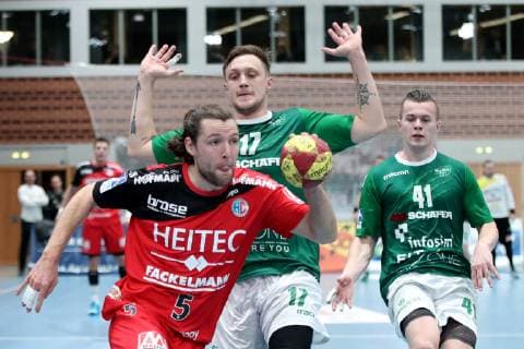 Sport Bilder des Tages Deutschland, Wuerzburg, s.Oliver Arena, 17.10.2018, Handball - DHB Pokal - DJK Rimpar Woelfe - HC Erlangen Bild: v. l. Johannes Sellin (HC Erlangen, 5), Patrick Schmidt (DJK Rimpar Wölfe, 17) und Fin Backs (DJK Rimpar Wölfe, 41) Copyright: HMBxMedia xHeikoxBecker