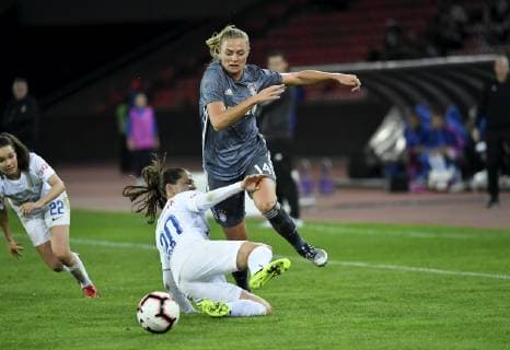 17.10.2018 Zuerich ,Letzigrund, Fussball Frauen,Champions League . FC Zuerich - FC Bayern Muenchen Frauen. Im Bild : Fridolina Rolfoe (FC Bayern) gegen Fabienne Humm (FC Zuerich) am Boden (FC Bayern Muenchen FC Bayern Muenchen) Aktion Zweikampf