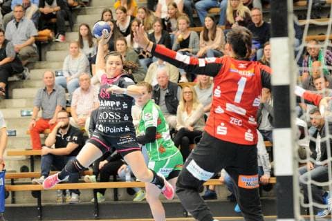 Katharina Beddies (TusSies Metzingen 66) gegen Branka Zec (FrischAuf Goeppingen 1) im Tor TusSies Metzingen, Handball, HBF, Ligaspiel, 17.10.2018, Foto:TBaur Eibner FrischAuf Goeppingen vs. TusSies Metzingen Goeppingen Copyright: xEIBNER TobiasxBaurx EP_TBR