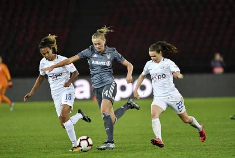 17.10.2018 Zuerich ,Letzigrund, Fussball Frauen,Champions League . FC Zuerich - FC Bayern Muenchen Frauen. Im Bild : Fridolina Rolfoe (FC Bayern) gegen 18 Coumba Sow li. und 22 Lorena Baumann (FC Zuerich) Aktion Zweikampf