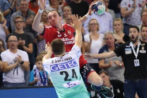 SG Flensburg-Handewitt vs SC Magdeburg, Handball, DHB-Pokal, Achtelfinale, 17.10.18 Holger Glandorf (SG Flensburg-Handewitt, 09) gegen Christian O Sullivan (SC Magdeburg, 24)