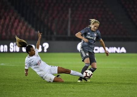17.10.2018 Zuerich ,Letzigrund, Fussball Frauen,Champions League . FC Zuerich - FC Bayern Muenchen Frauen. Im Bild : Fridolina Rolfoe (FC Bayern) gegen 18 Coumba Sow li. (FC Zuerich) Aktion Zweikampf