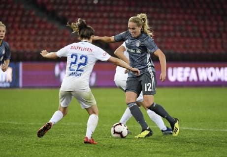 17.10.2018 Zuerich ,Letzigrund, Fussball Frauen,Champions League . FC Zuerich - FC Bayern Muenchen Frauen. Im Bild : Sydney Lohmann (FC Bayern) gegen 22 Lorena Baumann (FC Zuerich) Aktion Zweikampf