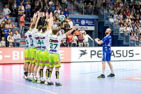 Sport Bilder des Tages DHB-Pokal; VfL Gummersbach - FRISCH AUF! Goeppingen; 17.10.2018, SCHWALBE arena Gummersbach Alexander Becker ( 45, VfL Gummersbach), Marco Rentschler ( 27, Frisch Auf! Goeppingen), Kresimir Kozina ( 44, Frisch Auf! Goeppingen), DHB-Pokal VfL Gummersbach - SG BBM Bietigheim; Gummersbach, Schwalbe arena