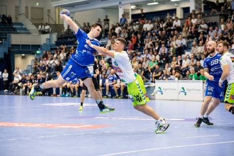 DHB-Pokal; VfL Gummersbach - FRISCH AUF! Goeppingen; 17.10.2018, SCHWALBE arena Gummersbach Sebastian Heymann ( 10, Frisch Auf! Goeppingen), Moritz Preuss ( 69, VfL Gummersbach), DHB-Pokal VfL Gummersbach - SG BBM Bietigheim; Gummersbach, Schwalbe arena