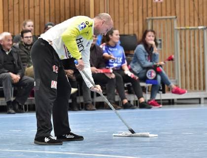 17.10.2018 - Handball - DHB-Pokal - Achtelfinale - Saison 2018 2019 - DJK Rimpar Wölfe - HC Erlangen HCE - OGo - Gorazd Skof (12, HC Erlangen HCE ) wischt Boden