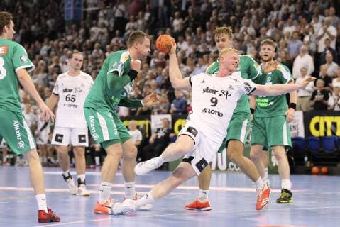 Foto : Torwurf von Sebastian Firnhaber gegen Pieczkowski ( Leipzig ) und Aivis Jurdzs , links Handball - 1. Bundesliga , Pokalspiel am Mi. 17.10.2018 THW Kiel - DHfK Leipzig 31 - 23