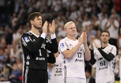 Foto : Kieler Jubel nach dem Schlußpfiff , hier ... Niklas Landin und Patrick Wiencek Handball - 1. Bundesliga , Pokalspiel am Mi. 17.10.2018 THW Kiel - DHfK Leipzig 31 - 23