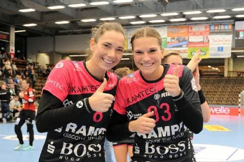 Monika Kobylinska (TusSies Metzingen 8) und Julia Behnke (TusSies Metzingen 93) freuen sich ueber den Sieg in Goeppingen TusSies Metzingen, Handball, HBF, Ligaspiel, 17.10.2018, Foto:TBaur Eibner FrischAuf Goeppingen vs. TusSies Metzingen Goeppingen Copyright: xEIBNER TobiasxBaurx EP_TBR