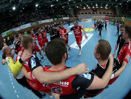 Deutschland, Wuerzburg, s.Oliver Arena, 17.10.2018, Handball - DHB Pokal - DJK Rimpar Woelfe - HC Erlangen Bild: v. l. Mannschaftskreis, die Erlanger Spieler feiern das weiterkommen im DHB Pokal und ziehen ins Viertelfinale ein Copyright: HMBxMedia xHeikoxBecker