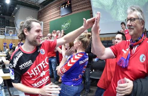 17.10.2018 - Handball - DHB-Pokal - Achtelfinale - Saison 2018 2019 - DJK Rimpar Wölfe - HC Erlangen HCE - OGo - Johannes Sellin (5, HC Erlangen HCE ) Jubel Freude nach Spielende Fans Fanblock