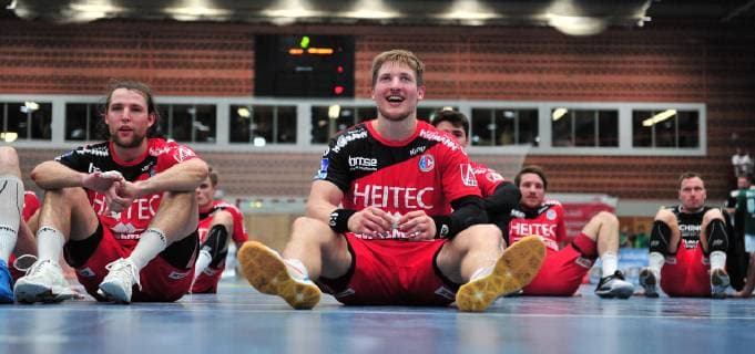 17.10.2018 - Handball - DHB-Pokal - Achtelfinale - Saison 2018 2019 - DJK Rimpar Wölfe - HC Erlangen HCE - OGo - Johannes Sellin (5, HC Erlangen HCE ) Jan Schäffer (25, HC Erlangen HCE ) sitzen nach Spielende am Boden