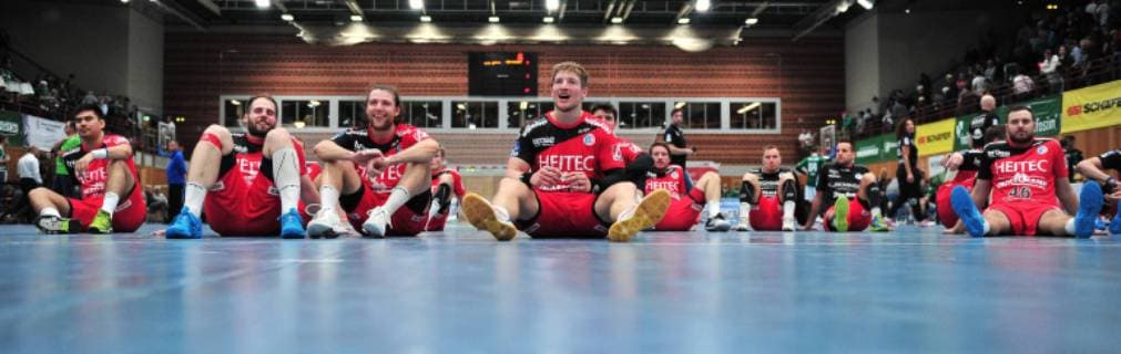 Sport Themen der Woche KW42 Sport Bilder des Tages 17.10.2018 - Handball - DHB-Pokal - Achtelfinale - Saison 2018 2019 - DJK Rimpar Wölfe - HC Erlangen HCE - OGo - Mannschaft Team sitzen am Boden nach Spielende