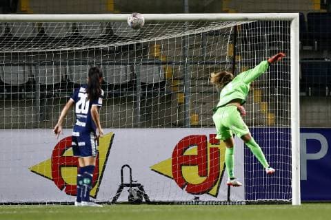 Sport Bilder des Tages 181017 Skott i ribban bakom Linköpings malvakt Julia Nyström under attondelsfinalen i Champions League mellan Linköping och PSG den 17 oktober 2018 i Linköping. Copyright: PETERxHOLGERSSON BB181017PH060