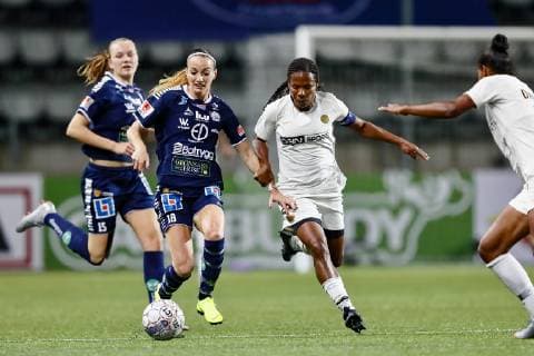 181017 Linköpings Kosovare Asllani och Paris Formiga under attondelsfinalen i Champions League mellan Linköping och PSG den 17 oktober 2018 i Linköping. Copyright: PETERxHOLGERSSON BB181017PH061