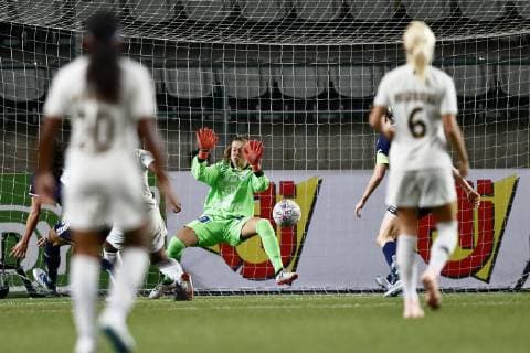 181017 Mal 0-1 av Paris Marie-Antoinette Katoto förbi Linköpings malvakt Julia Nyström under attondelsfinalen i Champions League mellan Linköping och PSG den 17 oktober 2018 i Linköping. Copyright: PETERxHOLGERSSON BB181017PH073