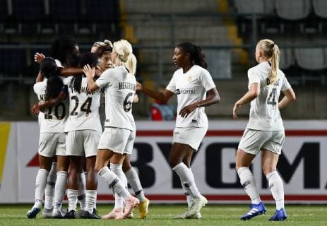 181017 Jubel efter mal 0-2 av Paris Shuang Wang, med ryggen härat Paris Andrine Hegerberg och Paulina Dudek under attondelsfinalen i Champions League mellan Linköping och PSG den 17 oktober 2018 i Linköping. Copyright: PETERxHOLGERSSON BB181017PH076