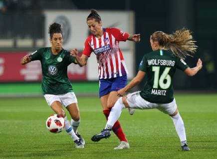 VfL vs Atletico Madrid, CL Wolfsburg, Deutschland. 17.10.2018, FUßBALL - VfL Wolfsburg vs Atletico Madrid, Champions League, Achtelfinale, Saison 2015-2016, Volkswagen Arena. Bild zeigt: Claudia Neto (VfL Wolfsburg), Noelle Maritz (VfL Wolfsburg) Wolfsburg