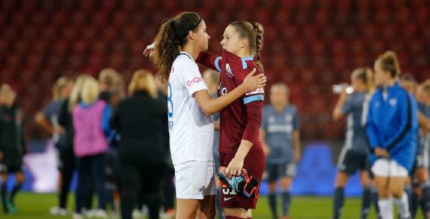 17.10.2018 Stadion Letzigrund Zürich , SCHWEIZ , Saison 2018 2019 Frauen UEFA Womens Champions League Hinspiel FC Zürich Frauen - FC Bayern München Cinzia Zehnder (li) tröstet Torhüterin Elvira Herzog (FCZ Frauen) nach dem Spiel