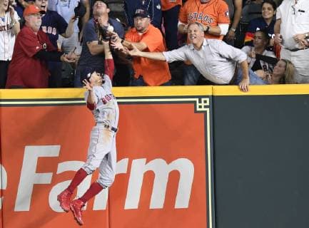 Sport Themen der Woche KW42 Sport Bilder des Tages Fans interfere with Boston Red Sox right fielder Mookie Betts (50) as he attempts to field a pop by Houston Astros designated hitter Jose Altuve, who was called out during the second inning in game four of the American League Championship Series at Minute Maid Park in Houston, Texas, October 17, 2018.  HSP20181017204 TRASKxSMITH