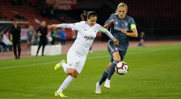 17.10.2018 Stadion Letzigrund Zürich , SCHWEIZ , Saison 2018 2019 Frauen UEFA Womens Champions League Hinspiel FC Zürich Frauen - FC Bayern München Fabienne Humm (li,FCZ Frauen) gegen Carina Wenninger (Bayern)
