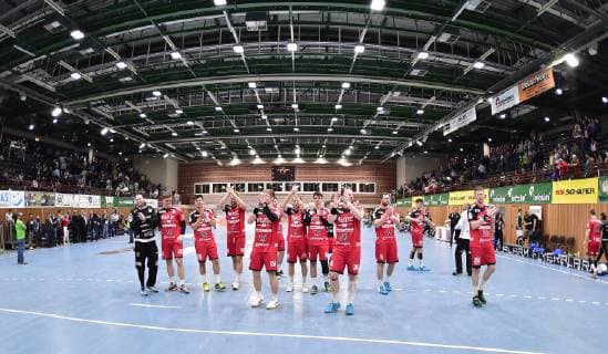 17.10.2018 - Handball - DHB-Pokal - Achtelfinale - Saison 2018 2019 - DJK Rimpar Wölfe - HC Erlangen HCE - OGo - Mannschaft Team Jubel Freude nach Spielende