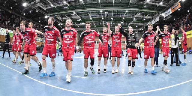 17.10.2018 - Handball - DHB-Pokal - Achtelfinale - Saison 2018 2019 - DJK Rimpar Wölfe - HC Erlangen HCE - OGo - Mannschaftskette Jubel Freude nach Spielende