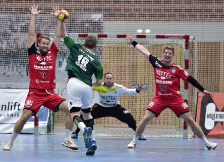 17.10.2018 - Handball - DHB-Pokal - Achtelfinale - Saison 2018 2019 - DJK Rimpar Wölfe - HC Erlangen HCE - OGo - Petter Overby ( 9, HC Erlangen HCE ) Steffen Kaufmann (18, DJK Rimpar Wölfe ) Nikolas Katsigiannis (29, HC Erlangen HCE ) Jan Schäffer (25, HC Erlangen HCE )