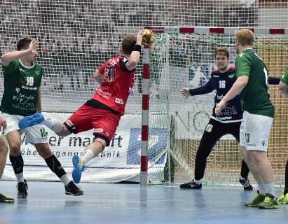 17.10.2018 - Handball - DHB-Pokal - Achtelfinale - Saison 2018 2019 - DJK Rimpar Wölfe - HC Erlangen HCE - OGo - Lukas Böhm (10, DJK Rimpar Wölfe ) Nico Büdel (20, HC Erlangen ) Andreas Wieser (16, DJK Rimpar Wölfe )