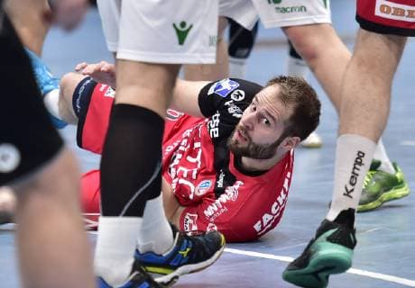 17.10.2018 - Handball - DHB-Pokal - Achtelfinale - Saison 2018 2019 - DJK Rimpar Wölfe - HC Erlangen HCE - OGo - Nico Büdel (20, HC Erlangen ) liegt am Boden