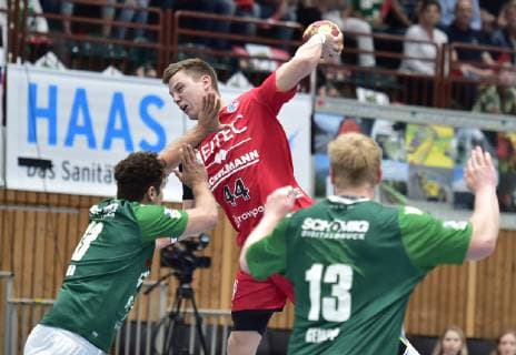 17.10.2018 - Handball - DHB-Pokal - Achtelfinale - Saison 2018 2019 - DJK Rimpar Wölfe - HC Erlangen HCE - OGo - Michael Schulz (33, DJK Rimpar Wölfe ) Christoph Steinert (44, HC Erlangen ) Patrick Gempp (13, DJK Rimpar Wölfe )