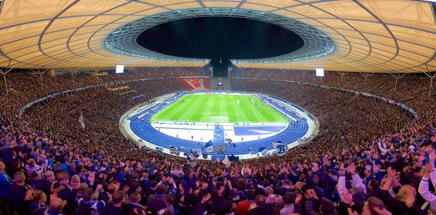 Fussball Berlin 29.09.2018 Saison 2018 2018 1. Bundesliga DFL Hertha BSC Berlin - FC Bayern München ausverkauftes Berliner Olympiastadion Sportstätte Hertha Fans Achtung: das Foto ist aus mehreren Einzelfotos zusammen gesetzt! Gemäß den Vorgaben der DFL Deutsche Fußball Liga ist es untersagt, in dem Stadion und oder vom Spiel angefertigte Fotoaufnahmen in Form von Sequenzbildern und oder videoähnlichen Fotostrecken zu verwerten bzw. verwerten zu lassen. DFL regulations prohibit any use of photographs as image sequences and or quasi-video