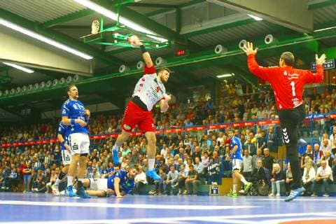 Jan Brosch (Hamm) vor Torhüter Radek Musil (Aue) , links Kevin Roch (Aue) , am Boden Mindaugas Dumcius (Aue) Handball 2.Liga 2018 19 EHV Aue - ASV Hamm-Westfalen am 18.10.2018 EHV Aue - ASV Hamm-Westfalen