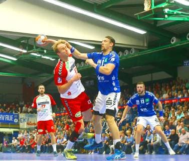Torwurf von Stefan Lex (Hamm) , rechts Kevin Roch (Aue) Handball 2.Liga 2018 19 EHV Aue - ASV Hamm-Westfalen am 18.10.2018 EHV Aue - ASV Hamm-Westfalen