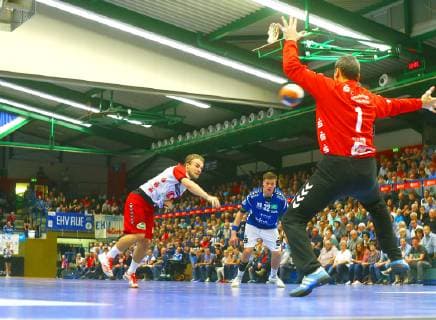 Per Siebenmeter überwindet Vincent Sohmann (Hamm) Torhüter Radek Musil (Aue) Handball 2.Liga 2018 19 EHV Aue - ASV Hamm-Westfalen am 18.10.2018 EHV Aue - ASV Hamm-Westfalen