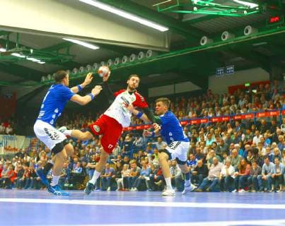 Torwurf von Sören Südmeier (Hamm) , links Kevin Roch (Aue) , rechts Sebastian Naumann (Aue) Handball 2.Liga 2018 19 EHV Aue - ASV Hamm-Westfalen am 18.10.2018 EHV Aue - ASV Hamm-Westfalen