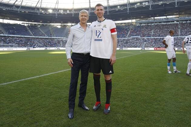 13.10.2018, HDI-Arena, Hannover, Abschiedsspiel, Per Mertesacker beendet seine Profikarriere - Mertes Homecomming, Mertes 96-Freunde vs Pers Weltauswahl, im Bild Arsene Wenger (Trainer, Welt) zusammen mit Per Mertesacker (29, Welt) Mertes Homecomming *** 13 10 2018 HDI Arena Hannover Farewell Per Mertesacker finishes his professional career Mertes Homecomming Mertes 96 Friends vs Pers World selection in the picture Arsene Wenger Coach World together with Per Mertesacker 29 World Mertes Homecomming