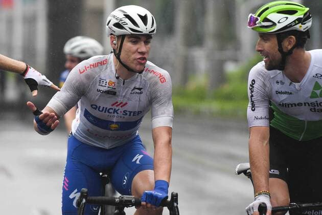 October 18, 2018 - Nanning, China - Fabio Jakobsen (Left) of Netherlands and Quick Step Floors in discussion with Bernhard Eisel of Austria and Dimension Data, after winning the third stage, 125.4km on Nanning Circuit Race, of the 2nd Cycling Tour de Guangxi 2018. .On Thursday, October 18, 2018, in, Nanning, China. Cycling 2018: Tour de Guangxi: Stage 3  - ZUMAn230 20181018_zaa_n230_191 Copyright: xArturxWidakx