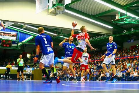 Torwurf von Jan von Boenigk (Hamm) ; weiter von links: Eric Meinhardt (Aue) , Franz Schauer (Aue) , Vincent Sohmann (Hamm) und Kevin Roch (Aue) Handball 2.Liga 2018 19 EHV Aue - ASV Hamm-Westfalen 26:26 am 18.10.2018 EHV Aue - ASV Hamm-Westfalen