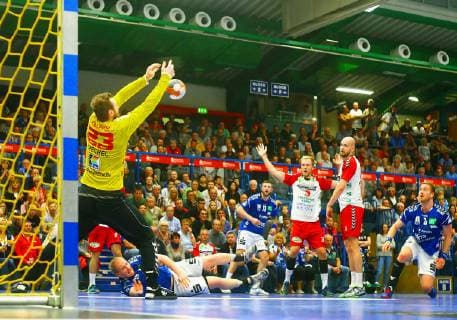 Torhüter Oliver Krechel (Hamm) meistert den Wurf von Bengt Bornhorn (Aue, am Boden); weiter von rechts: Eric Meinhardt (Aue) , Markus Fuchs (Hamm) , Fabian Huesmann (Hamm) und Mindaugas Dumcius (Aue) Handball 2.Liga 2018 19 EHV Aue - ASV Hamm-Westfalen 26:26 am 18.10.2018 EHV Aue - ASV Hamm-Westfalen