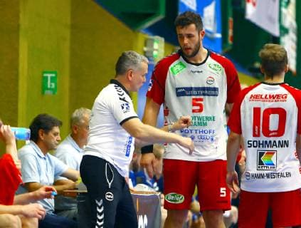 Trainer Kay Rothenpieler (Hamm) mit Jan Brosch (Hamm) , rechts Vincent Sohmann (Hamm) Handball 2.Liga 2018 19 EHV Aue - ASV Hamm-Westfalen 26:26 am 18.10.2018 EHV Aue - ASV Hamm-Westfalen